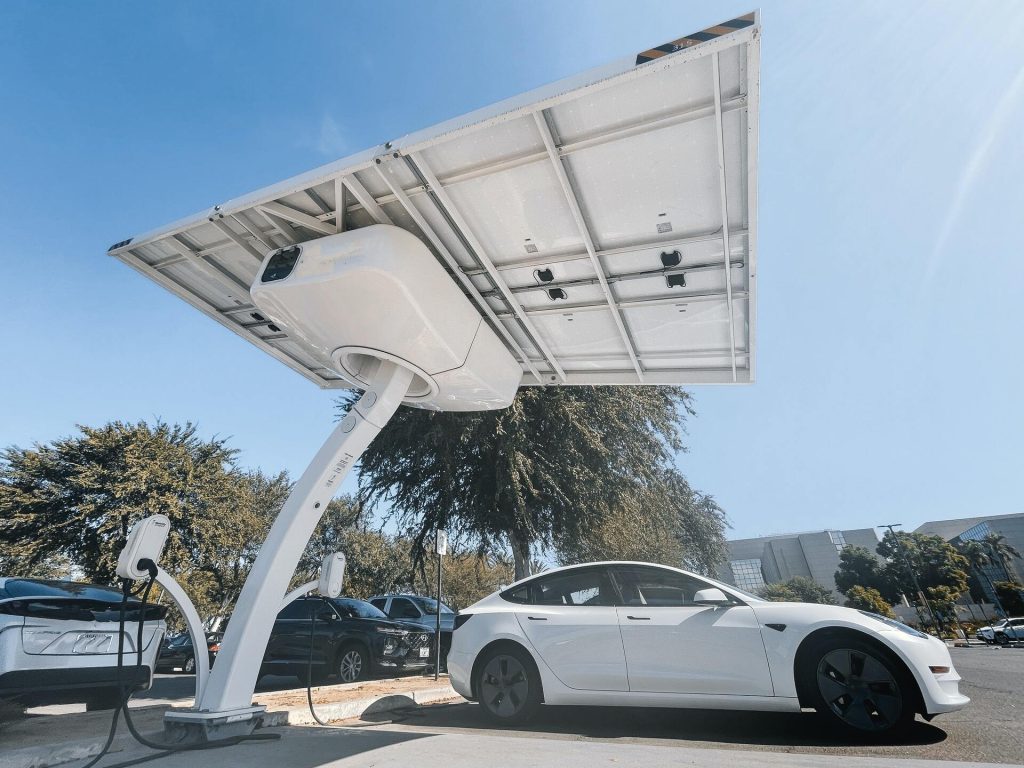 Como a energia solar está sendo usada em transporte